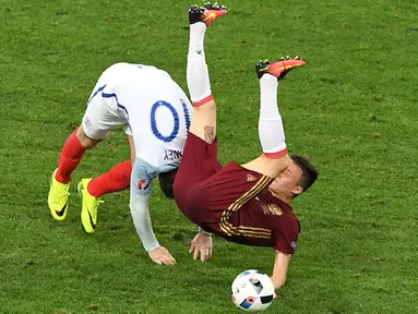 Striker Inggris, Wayne Rooney, duel dengan pemain Rusia, Aleksandr Golovin, pada laga Grup B Piala Eropa 2016 di Stade Velodrome, Marseille, Minggu (12/6/2016) dini hari WIB. (AFP/Boris Horvat)