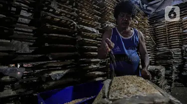 Pekerja tengah memproduksi oncom di industri rumahan kawasan Jakarta, Jumat (17/5/2024). (Liputan6/Angga Yuniar)