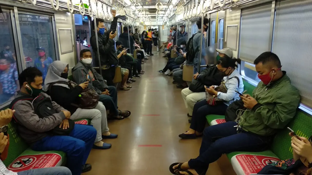 Suasana KRL saat pulang kerja di hari pertama PSBB transisi.