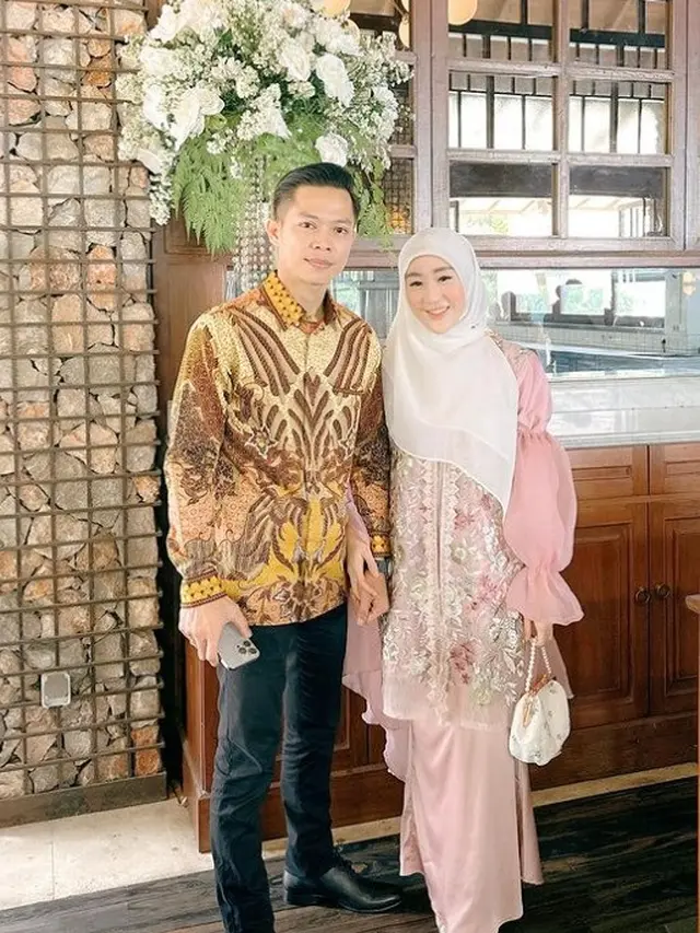 Potret Larissa Chou dan Ikram Rosadi di pernikahan Nadya Mustika dan Iqbal Rosadi (Sumber: Instagram/ikram_rsd)