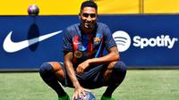 Raphinha diperkenalkan sebagai pemain Barcelona di Camp Nou, Jumat (15/7/2022). (AFP/Pau Barrena)