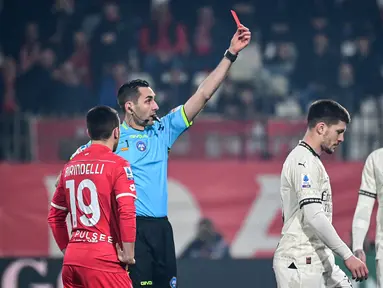 Pemain AC Milan, Luka Jovic, mendapat kartu merah saat melawan AC Monza pada laga Liga Italia di Stadion Brianteo, Minggu (18/2/2024). AC Milan takluk 2-4. (AFP/Pieri Cruciatti)