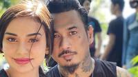6 Potret Kompak Jerinx SID dan Nora Alexandra Pakai Baju Senada, Serasi (sumber: Instagram/ncdpapl)