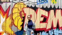 Dalam kesehariannya, Yuni Shara sering terlihat memakai ripped jeans dengan gaya berpakaian yang berbeda-beda. (FOTO: instagram.com/yunishara36/)