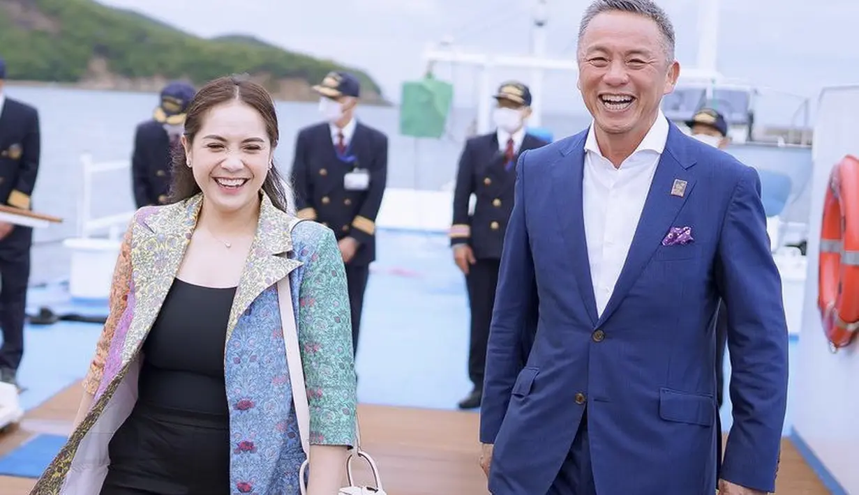 Nagita Slavina nampak mengenakan outer berkerah motif dan warna warni dari brandnya sendiri. Outer tersebut dipadukan tanktop dan celana hitam. Serta membawa tas sling putih Hermesnya. @raffinagita1717.