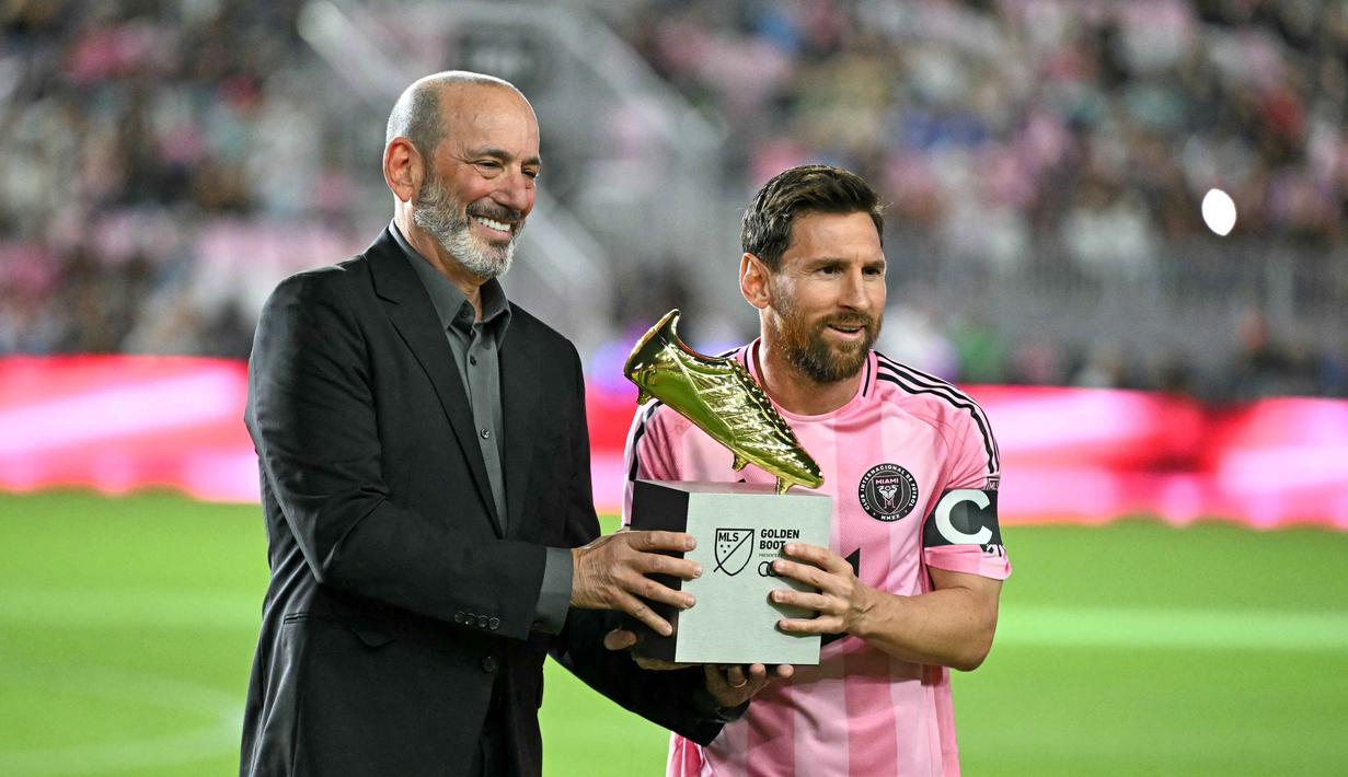 Lionel Messi dinobatkan sebagai pencetak gol terbanyak di Major League Soccer dengan 29 gol dalam 28 pertandingan musim reguler 2025 bersama Inter Miami. Penghargaan tersebut diserahkan oleh Komisioner MLS, Don Garber, pada 25 Oktober 2025, sebelum pertandingan babak pertama playoff Piala MLS antara Inter Miami CF dan Nashville SC. (CHANDAN KHANNA/AFP)