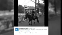 Dalam keadaan mabuk, pria ini menunggang kudanya dalam keadaan mabuk di tengah-tengah kota Wenling. (New China)
