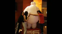 Armand Maulana dan Dewi Gita memeluk tubuh Baymax yang empuk dan lucu, Plaza Senayan XXI, Kamis (6/11/2014) (Liputan6.com/Gilar Ramdhani)