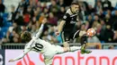 Gelandang Real Madrid Luka Modric (kiri) mencoba menghentikan pemain depan Ajax Amsterdam Dusan Tadic saat berlaga dalam leg kedua babak 16 besar Liga Champions di Stadion Santiago Bernabeu, Madrid, Spanyol, Selasa (5/3). (AP Photo/Bernat Armangue)