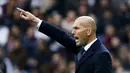 Pelatih Real Madrid, Zinedine Zidane, memberikan instruksi kepada anak asuhnya saat melawan Sporting Gijon. Dua laga perdana pelatih anyar asal Prancis itu di Los Blancos berjalan mulus. (Reuters/Andrea Comas)