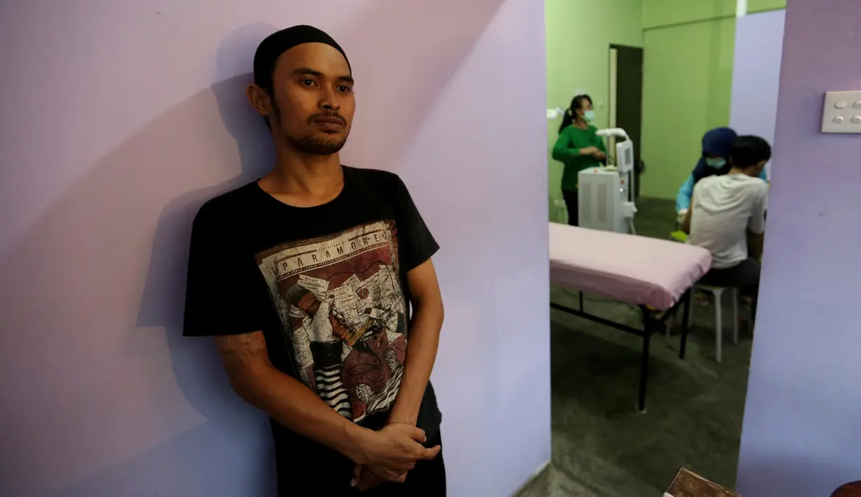 Taufiq Hidayat menunggu untuk menghapus tatonya di sebuah klinik di Tangerang (9/8). Program hapus tato ini sengaja dibuat untuk mereka yang ingin “berhijrah” dan ingin kembali lebih baik. (AP Photo/Achmad Ibrahim)
