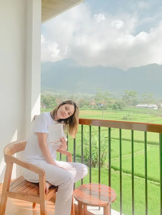 Tampil dengan busana serba putih, penampilan Anggika ini pun terlihat begitu polos. Bahkan, beberapa gaya penampilannya bisa dijadikan inspirasi netizen. (Liputan6.com/IG/@anggikabolsterli)