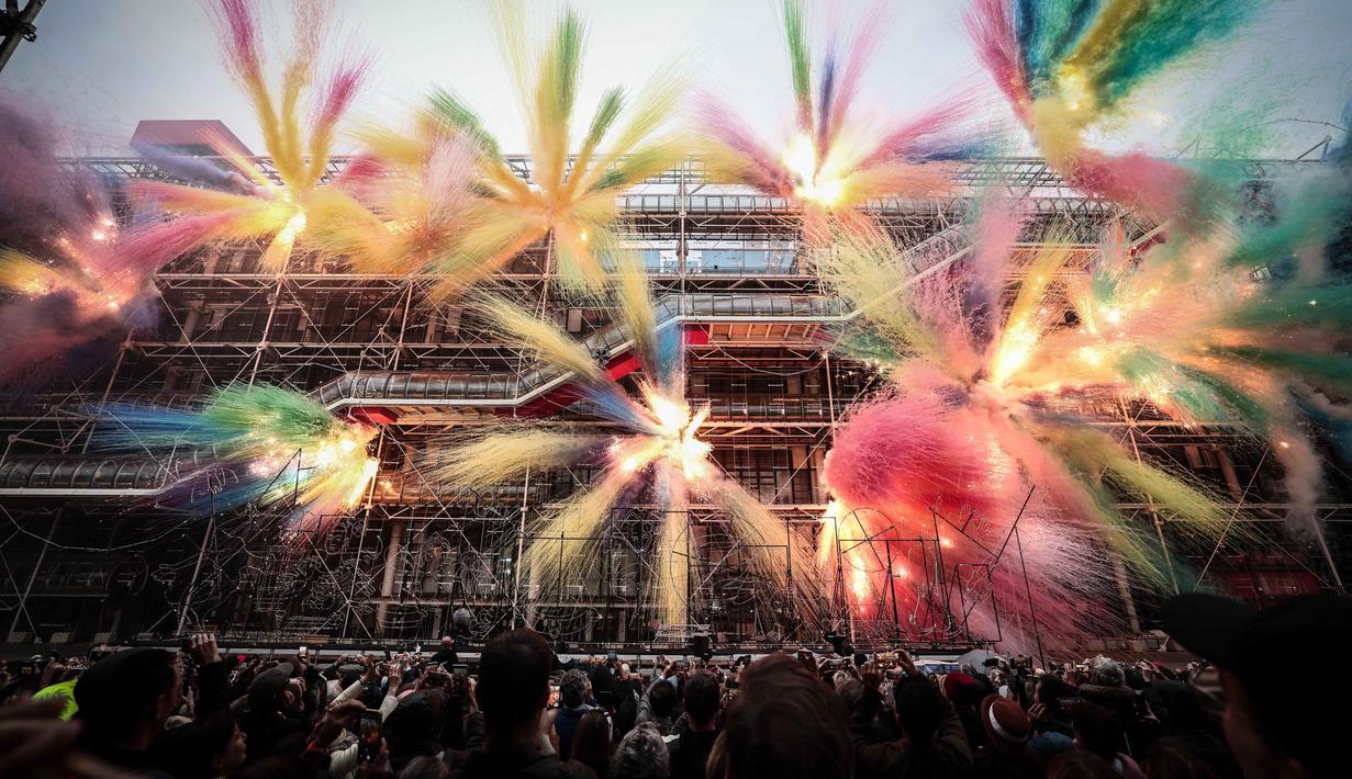 Foto ini menampilkan pertunjukan kembang api berjudul “Le Dernier Carnaval” (The Last Carnival), yang disutradarai oleh seniman Cai Guo-Qiang, dengan bantuan kecerdasan buatan (Artificial Intelligence - AI), di Centre Pompidou, Beaubourg, untuk menandai penutupan gedung tersebut selama proyek renovasi lima tahun, di Paris. Prancis pada 22 Oktober 2025. (Thibaud MORITZ/AFP)