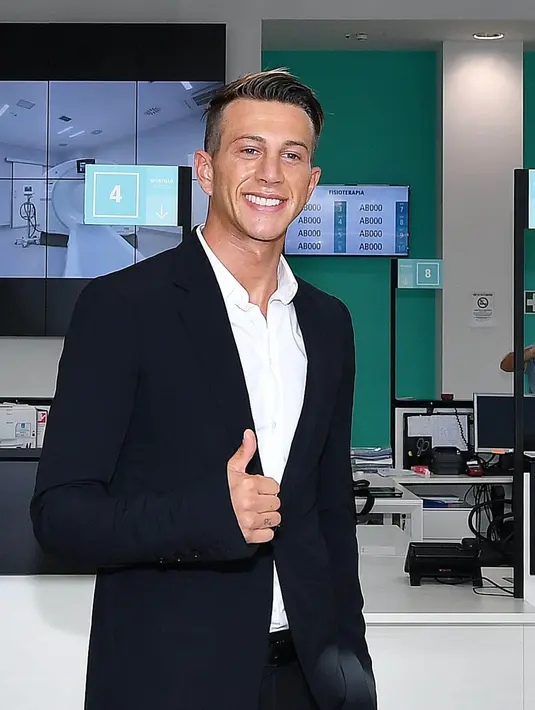 Pemain baru Juventus, Federico Bernardeschi, menyapa fans di Pusat Medical Juventus di Turin, Senin (24/7/2017). Winger berusia 23 tahun ini direkrut dari Fiorentina dengan harga 40 juta euro (Rp 619,83 miliar). (AP/ANSA/Alessandro Di Marco)