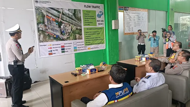 Korps Lalu Lintas (Korlantas) Polri mengecek arus lalu lintas dan rest area yang berada di Jalan Tol Jakarta-Merak, Senin (4/3/2024).