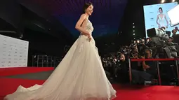 Aktris Korea Selatan Kim Gyu-ri mengenakan gaun putih berjalan di karpet merah selama upacara pembukaan Busan Internasional Film Festival (BIFF) di Pusat Sinema Busan di Busan (3/10/2019). BIFF beroperasi mulai 3 hingga 12 Oktober dan menampilkan 303 film dari 85 negara. (AFP/Jung Yeon-je)
