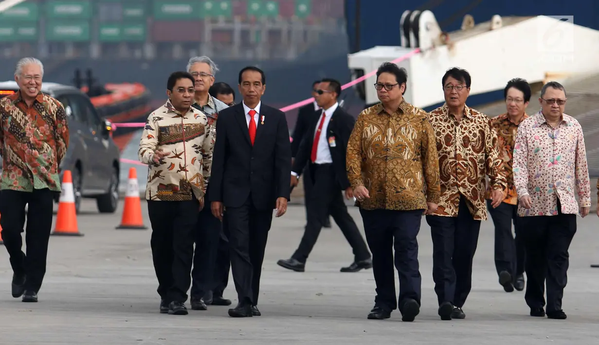 Presiden Jokowi (tiga kiri) saat meninjau pelepasan ekspor perdana Mitsubishi Xpander di Cilincing, Jakarta, Rabu (25/4). Jokowi didampingi Menperin Airlangga Hartarto, Seskab Pramono Anung, dan Mendag Enggartiasto Lukita. (Liputan6.com/Angga Yuniar)