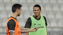 Pemain AC Milan, Carlos Bacca, berdiskusi dengan rekannya Suso (kiri) saat berlatih di Doha, Qatar, Kamis (22/12/2016). Latihan ini merupakan persiapan jelang laga penuh gengsi, Supercoppa Italiana melawan Juventus. (AFP/Karim Jaafar)