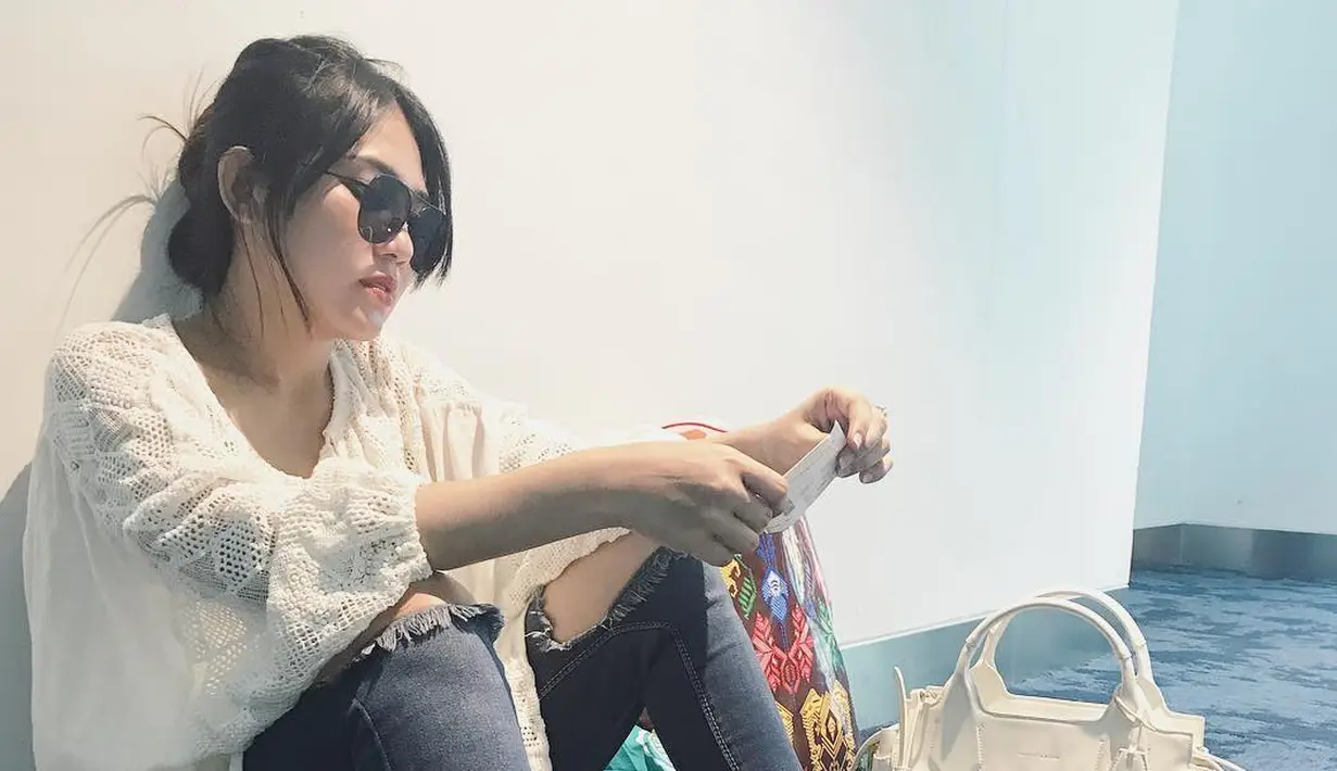 Dengan suara yang merdu dan wajah yang cantik, nama Via Vallen pun cepat melejit. (foto: instagram.com/viavallen)