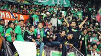 Aksi Bonek saat mendukung Persebaya di tribune stadion. (Liputan6.com/Dimas Angga)