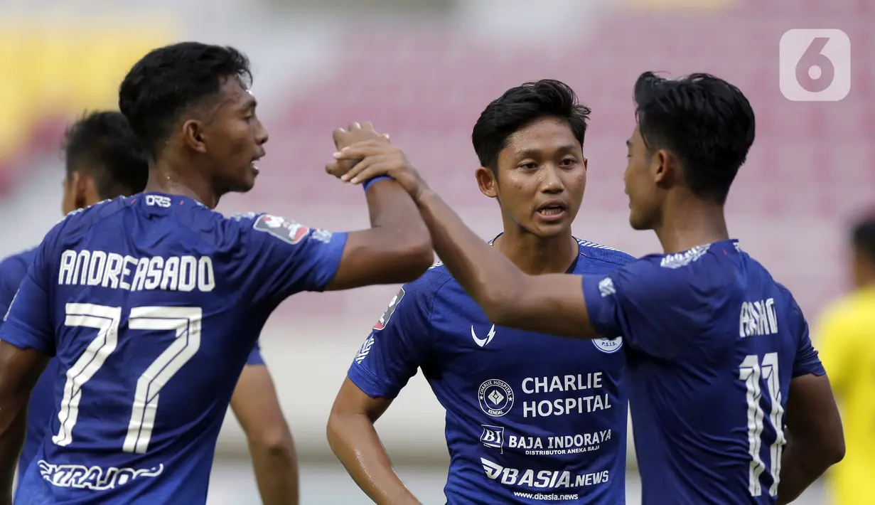 Pemain PSIS Semarang Pratama Arhan Alif Rifai (kanan) merayakan gol ketiga yang dicetaknya ke gawang Persikabo 1973 melalui tendangan penalti dalam pertandingan babak penyisihan Piala Menpora 2021 di Stadion Manahan, Solo, Kamis (25/3/2021). PSIS Semarang menang 3-1. (Bola.com/Arief Bagus)