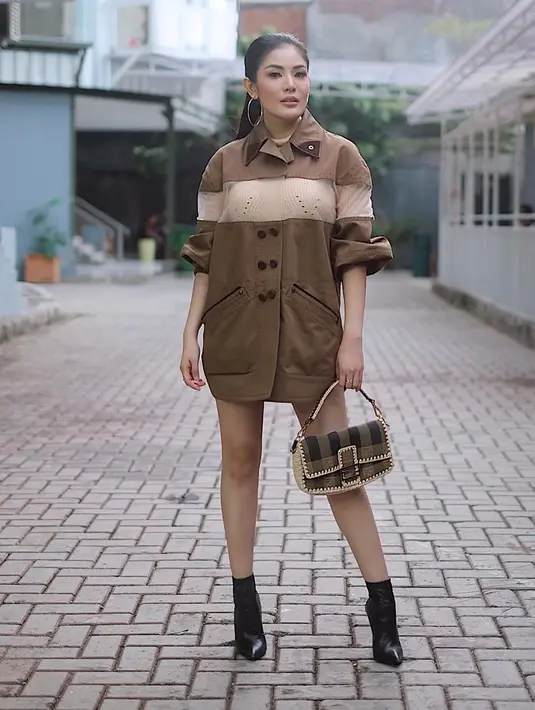 Selanjutnya, Onat memberikan sesuatu dan mengatakan yang dibawanya adalah benar-benar khas Indonesia. Curiga akan hal itu, Nindy sudah mengatakan kalau dirinya takut dengan makanan tersebut. (Instagram/nindyparasadyharsono)