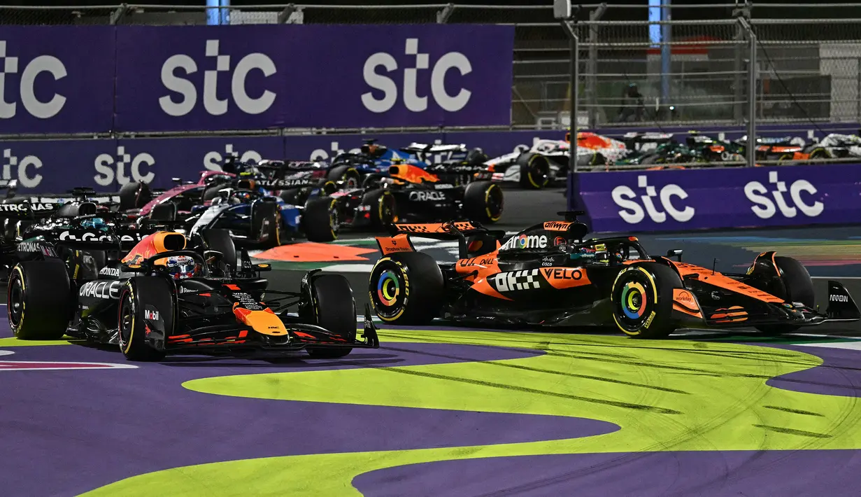 Pembalap McLaren, Oscar Piastri (kanan) berduel dengan pembalap Red Bull, Max Verstappen saat Formula 1 GP Arab Saudi yang berlangsung di Sirkuit Jeddah Corniche, Arab Saudi, Minggu (20/04/2025) waktu setempat. (AFP/Gabriel Bouys)
