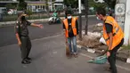 Petugas Satpol PP mengawasi pelanggar saat razia masker di depan Stasiun Klender, Jakarta, Selasa (10/5/2022). Pemerintah memastikan akan terus memperpanjang masa pemberlakuan pembatasan kegiatan masyarakat (PPKM) se-Indonesia hingga waktu yang belum ditentukan. (Liputan6.com/Faizal Fanani)