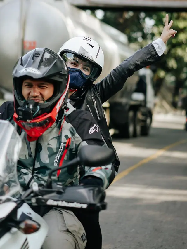 Olahraga Outdoor Ibnu Jamil dan Ririn Ekawati