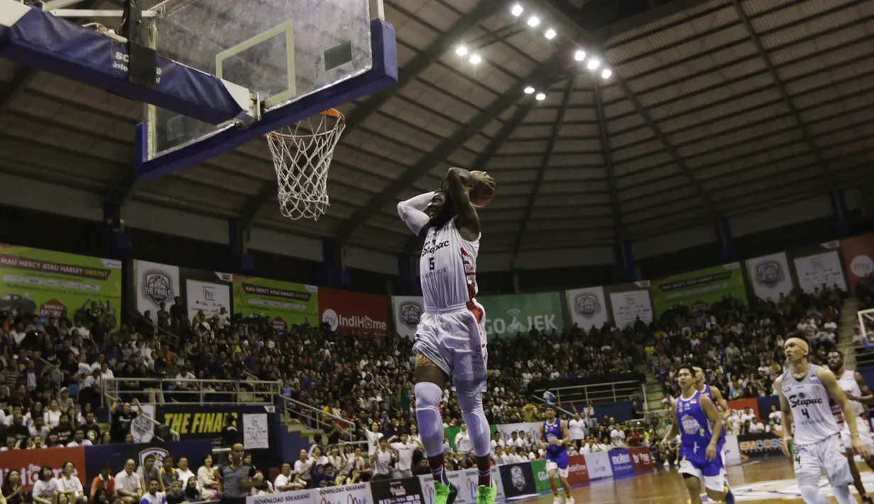 Pebasket Stapac Jakarta, Savon Goodman, memasukkan bola saat melawan Satria Muda Jakarta pada laga final IBL 2019  di C-Tra Arena, Bandung, Sabtu (23/3). Savon Goodman terpilih menjadi pemain terbaik IBL 2019. (Bola.com/M Iqbal Ichsan)