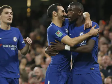Para pemain Chelsea merayakan gol yang dicetak Antonio Rudiger ke gawang Everton pada laga Piala Liga di Stadion Stamford Bridge, London, Rabu (25/10/2017). Chelsea menang 2-1 atas Everton. (AP/Alastair Grant)