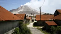 Sebuah desa kosong yang ditinggalkan warganya di Beras Tepu Desa, Karo, Sumatera Utara, 21 Juni 2015. Lebih dari 10.000 orang dari 12 desa di sekitar lereng Gunung Sinabung, meninggalkan rumah mereka dan pindah ke kamp-kamp pengungsi. (REUTERS/Beawiharta)