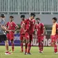 Pemain Timnas U-17 Indonesia, M Andre Pangestu (tengah) terlihat kecewa usai dikalahkan Malaysia U-17 pada laga terakhir Kualifikasi Grup B Piala Asia U-17 2023 di Stadion Pakansari, Kab. Bogor, Jawa Barat, Minggu (9/10/2022). Laga kedua tim berlangsung sengit dan Timnas U-17 Indonesia harus mengakui keunggulan Malaysia dengan skor 1-5. (Liputan6.com/Helmi Fithriansyah)