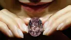 Berlian 59,6 karat yang dijuluki sebagai Pink Star dilelang Sotheby’s di Hong Kong, Selasa (4/4). Berlian ini terjual $ 71,2 juta (Rp.949 M) jauh melampaui perkiraan yang hanya $ 60 juta. (AFP Photo/ ANTHONY WALLACE)
