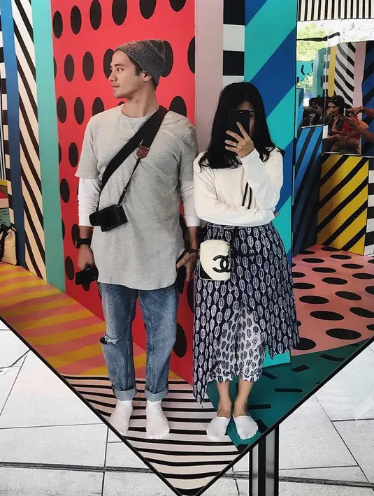 Nah, saat bergaya santai Tarra Budiman dan Gya Sadiqah pun tetap tampil kompak. Meski dengan warna busana yang berbeda, tapi coba lihat deh keduanya sama-sama pakai sneakers putih. Romantis banget ya? (Instagram/tarrabudiman)