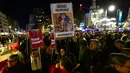 Saat berunjuk rasa, massa membawa plakat berisi pesan buatan sendiri sambil meneriakkan "Mazón Mundur!". (JOSE JORDAN/AFP)