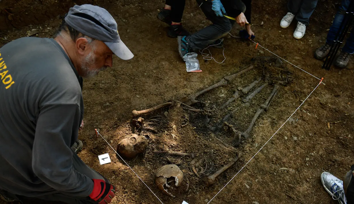 Penampakan dua tahanan republik yang tewas selama Perang Saudara Spanyol di desa kecil Leranoz, Pyrenees, sekitar 30 km (21,78 mil) dari Pamplona, Spanyol utara, Selasa (22/5). (AP Photo/Alvaro Barrientos)