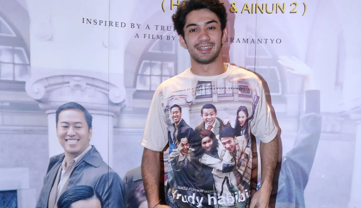 Tentu saja sebagai aktor kawakan, Reza Rahadian memberikan nuansa baru dalam menyuguhkan sajian aktingnya yang berbed dalam film 'Rudy Habibie'. (Galih W Satria/Bintang.com)