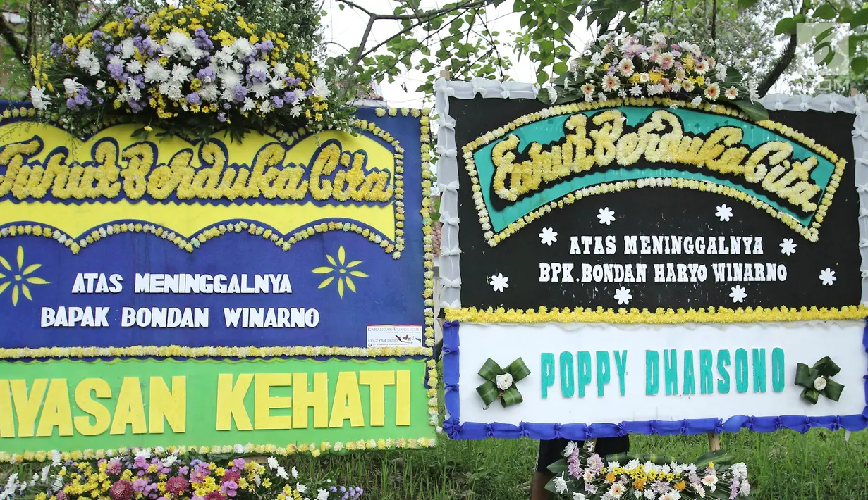 Karangan bunga duka cita diletakkan dekat Bondan Winarno di kawasan Sentul, Bogor, Rabu (29/11). Menurut pihak keluarga, rencananya jenazah pria yang terkenal dengan ungkapan Maknyus-nya itu akan dikremasi. (Liputan6.com/Herman Zakharia)
