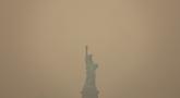 Patung Liberty yang diselimuti langit berkabut difoto dari Staten Island Ferry di New York, Rabu, 7 Juni 2023. (AP Photo/Yuki Iwamura)