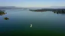 Foto dari udara yang diabadikan pada 1 September 2020 menunjukkan pemandangan Waduk Miyun di pinggiran timur laut Beijing, ibu kota China. Waduk Miyun yang memiliki kapasitas penyimpanan air sekitar 4,4 miliar meter kubik menandai 60 tahun pengoperasiannya pada Selasa (1/9). (Xinhua/Zhang Chenlin)