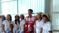 Perenang Jawa Timur M Dandi Sukmana saat foto bersama penonton perempuai usai pengalungan medali pada ajang Pekan Paralimpik Nasional (Peparnas) XV/2016 di Bandung, Kamis (20/10/2016). (pon-peparnas2016jabar.go.id)