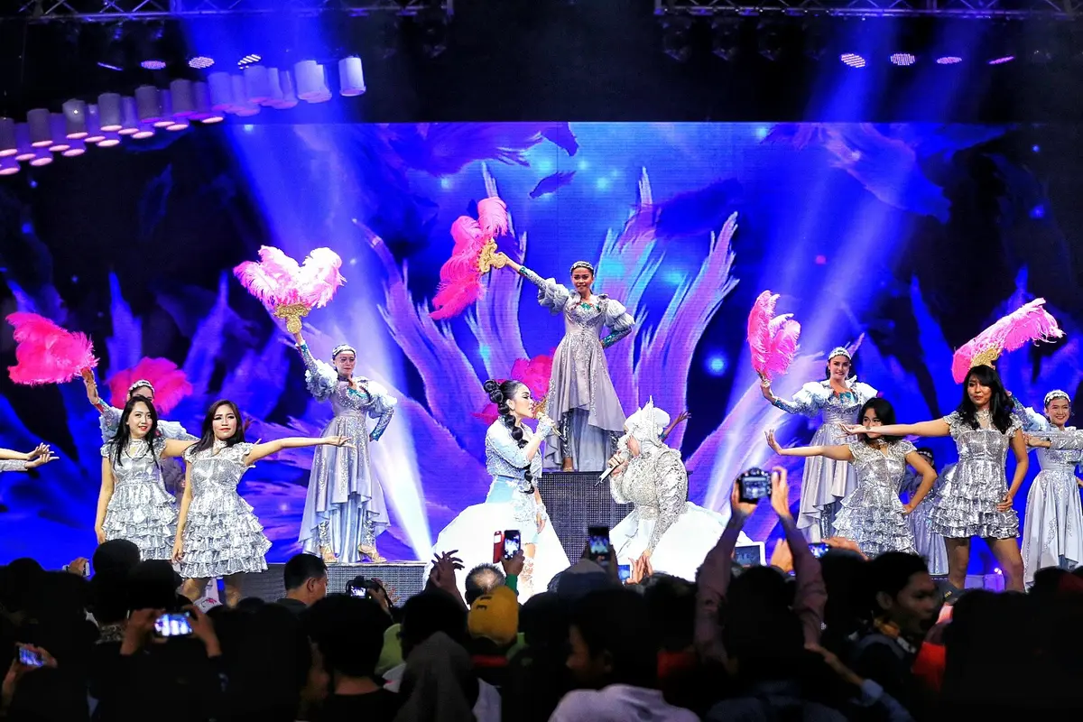 [Bintang] Syahrini dan Melly Goeslaw