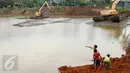 Alat berat tampak di area pembangunan Waduk Brigif di Jagakarsa, Jakarta Selatan, Jumat (29/1/2016). Pemkot Jakarta Selatan sendiri menargetkan 30 lokasi untuk pembangunan Ruang Publik Terpadu Ramah Anak (RPTRA). (Liputan6.com/Yoppy Renato)