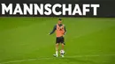Pemain Jerman Toni Kroos berlatih jelang menghadapi Swiss pada pertandingan UEFA Nations League di Cologne, Jerman, Senin (12/10/2020). Jerman akan menghadapi Swiss pada Rabu (14/10/2020) dini hari WIB. (AP Photo/Martin Meissner)