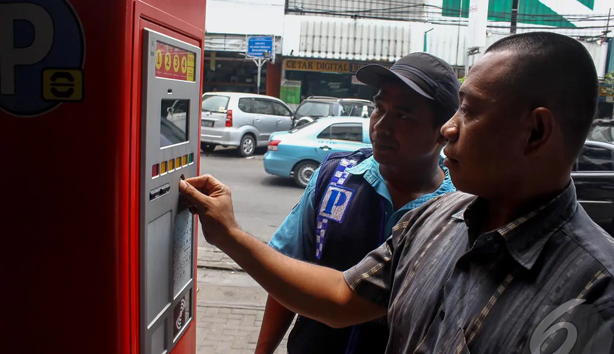 Sebelum ada parkir meter, pendapatan rata-rata retribusi parkir hanya Rp 500 ribu per hari, Jakarta, Senin (6/10/2014) (Liputan6.com/Faizal Fanani)