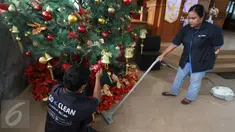 Petugas GO-CLEAN membersihkan pohon natal di GPIB Effatha di kawasan Melawai Jakarta Selatan, Rabu (21/12). Kegiatan ini merupakan rangkaian dari program #NatalanNyaman Bersama GO-CLEAN. (Liputan6.com/Fery Pradolo)