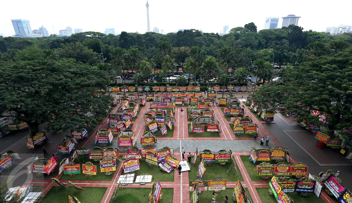 Ratusan karangan bunga yang ditujukan untuk Gubernur DKI Jakarta Basuki Tjahaja Purnama atau Ahok dan Wakil Gubernur Djarot Saiful Hidayat tertata di kompleks Balai Kota DKI Jakarta, Rabu (26/4). (Liputan6/Johan Tallo)