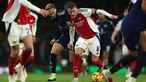 Gelandang Manchester United, Antony (kiri) berebut bola dengan pemain Arsenal Martin Odegaard pada lanjutan Liga Premier Inggris 2024/2025 di Stadion Emirates, London pada Rabu 4 Desember 2024 waktu setempat atau Kamis 5 Desember 2024 dini hari WIB. (Adrian Dennis/AFP)