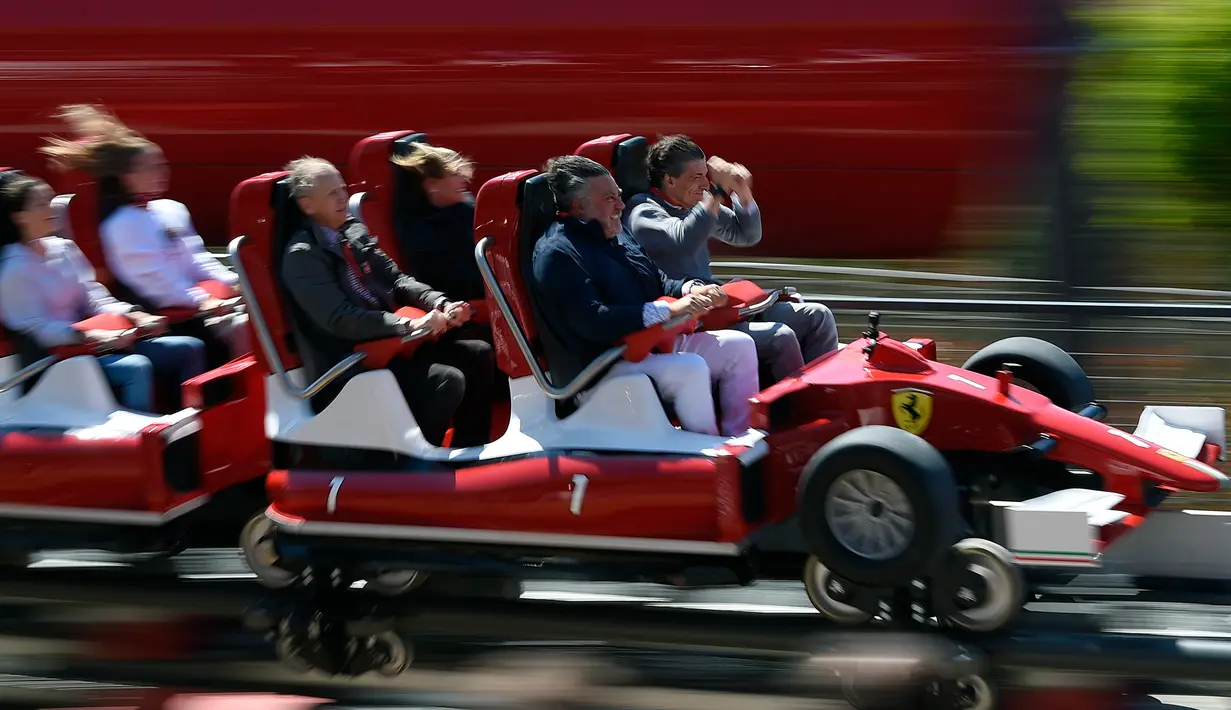 Ekspresi pengunjung saat menaiki wahana roller coaster "Red Force" dalam acara peresmian Ferrari Land, di PortAventura resort, Barcelona, Spanyol, (6/4). Roller coaster "Red Force" ini memiliki ketinggian 112 meter. (AFP Photo / Lluis Gene)